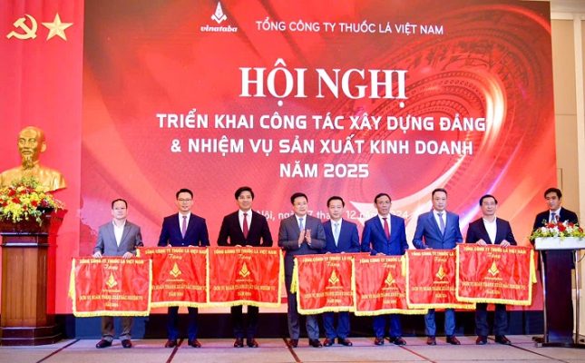 Thuốc lá Thăng Long là một trong số các đơn vị được Vinataba tặng Cờ Thi đua toàn diện