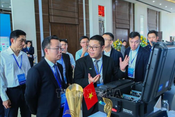 Gian hàng trưng bày công nghệ tại hội nghị. Ảnh: Công Luật/TTXVN