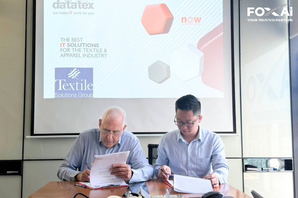 Ông Ronnie Hagin - CEO Group Datatex và Ông Lê Viết Trường - Tổng Giám đốc Công ty Cổ phần Công nghệ FOXAi cùng ký kết hợp tác tại trụ sở văn phòng của FOXAi